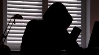 Hărţuirea online, pedepsită la fel ca agresiunea fizică. Ce prevede noul proiect de lege votat de Parlament