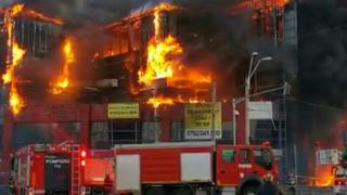 Pompierii din Bucureşti, acuzaţi de furt după ce au intervenit la un incendiu dintr-un magazin de bijuterii. Proprietarii spun că lipsesc bunuri de 100.000 de euro