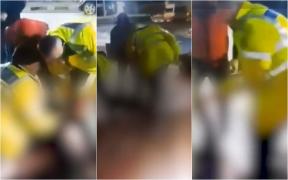 "Băi, nu da în ea! Băi!" Momentul în care o femeie este bătută de poliţişti în mijlocul străzii, după ce a refuzat să fie încătuşată, în Dâmboviţa