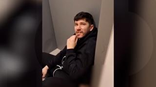 Cristi Tănase, filmat sângerând şi cu un dinte lipsă, întins pe jos în faţa apartamentului. Fostul fotbalist al FCSB aştepta să-i deschidă soţia uşa