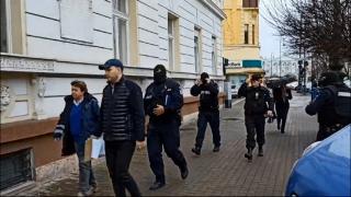 47 de vameși de la Nădlac 2, săltați de agenții DGA pentru șpagă. Cât le cereau șoferilor de TIR care depășeau greutatea legală