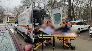 Rămas fără droguri, un bărbat din Galaţi şi-a înjunghiat părinţii. L-a înjunghiat şi pe poliţistul venit să-l aresteze