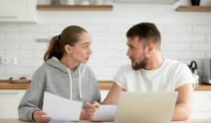 Banii sunt motiv de ceartă în cuplu pentru aproape 80% dintre români. Tot atâţia îşi pun şi veniturile la comun