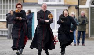 Competiţie neobişnuită în UK. Catedrala din Canterbury a organizat prima cursă cu clătite din ultimele decenii