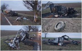 Maşină de nerecunoscut, pe marginea unui drum din Constanţa. S-a făcut scrum după ce s-a izbit de un copac şi a luat foc, între Topraisar şi Amzacea