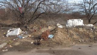 Bucureştiul, invadat de gunoaie. Odată cu zăpada topită la suprafaţă au ieşit munţi de deşeuri