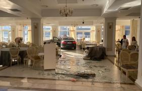 Un şofer a făcut prăpăd cu BMW-ul la Băile Herculane. A intrat cu bolidul în restaurantul unui hotel şi a distrus aproape tot ce i-a stat în cale