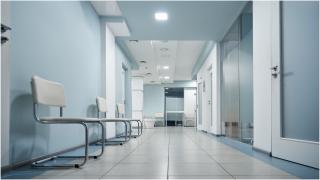 Mama care și-a abandonat fiul de 9 ani pe holul unui spital din Galați, de negăsit. Tatăl copilului a reclamat-o la poliție, după ce a fost sunat de medici