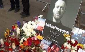 Protest paşnic în faţa Ambasadei Rusiei de la Bucureşti, după moartea lui Aleksei Navalnîi. Zeci de oameni îi aduc un omagiu celui mai mare critic al lui Putin