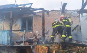 Femeie de 62 de ani, arsă de vie în propria casă. Trupul i-a fost găsit complet carbonizat, după ce locuința din Bistrița-Năsăud a luat foc