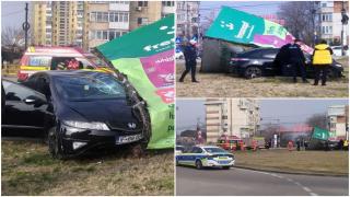 Accident grav în Craiova. Un șofer a pierdut controlul volanului, s-a ciocnit violent cu o mașină și a fost proiectat într-un panou publicitar