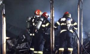 Hală de piese auto, înghiţită de flăcări în Piteşti. Incendiul ar fi pornit de la un scurtcircuit. "Luaseră până şi maşinile foc. M-am speriat"