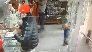 Hoţ filmat în acţiune, într-o bijuterie din Timişoara. I-a dat cu spray paralizant în ochi celui păgubit, apoi a fugit cu prada