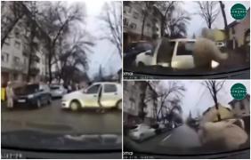 "Nu, ce am făcut?" O femeie din Timişoara a luat pe capotă o tânără, în timpul lecţiei de condus. Instructorul abia coborâse din maşină