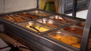 Supermarketurile şi restaurantele, obligate să vândă la preţ redus produsele aproape de expirare sau să le doneze