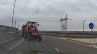 Un şofer inconştient a încurcat benzile şi a luat-o cu tractorul pe contrasens pe Autostrada A4. O cameră de bord a filmat momentul