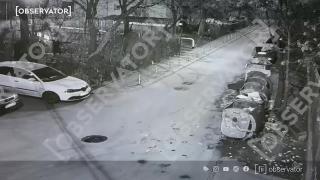 Momentul când agresorul se îndreaptă spre apartamentul prostituatei din Iaşi. Ionuţ a agaţat-o pe Raimonda pe internet şi a venit la programare "înarmat" cu ciocanul