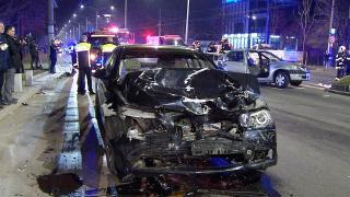 Doi pasageri, prinşi între fiarele maşinii într-un accident grav, în Capitală. Două maşini s-au ciocnit la ieşirea din parcarea unui supermarket