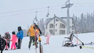 Staţiunea care a fost luată cu asalt de turişti, după ultima ninsoare