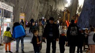 Micul oraș subteran din România, care se întinde pe o suprafaţă de 1.300 de metri pătrați. Cei care vin aici au parte de tot confortul