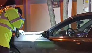 Şofer, băut şi drogat, urmărit de poliţişti pe străzile din Capitală. Un agent a fost luat pe capota mașinii individului şi aruncat pe şosea