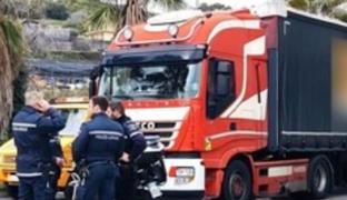 Tragedie provocată de un român în Italia. Un şofer a dat cu TIR-ul peste 2 adolescenţi care mergeau la liceu. Un băiat de 17 ani a murit