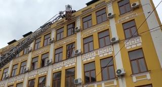 După o ceartă cu iubita în ajun de Dragobete, un tânăr a ameninţat că se aruncă de pe acoperişul unui hotel din Iaşi. După o oră, a coborât