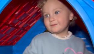 Eva, un îngeraş de aproape 3 ani, are nevoie de ajutorul nostru. Viaţa părinţilor a fost dată peste cap după un diagnostic crunt