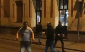 Stradă din Timişoara, transformată în ring de box de către 4 scandalagii. Momentul, filmat de trecători