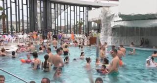 Jacuzzi VIP, oferta de Dragobete pentru cuplurile de îndrăgostiţi, la un Aqua Park din România: "Fără camere, bineînţeles. Atmosfera e bună, apă caldă"