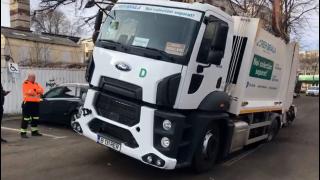 Maşină de gunoi, înghiţită la propriu de asfalt, în Brăila. Cum au reuşit echipele de intervenţie să scoată maşina din gaură