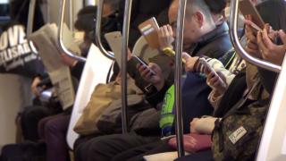 Pe ce cheltuie Generaţia Z banii. Peste 2 milioane de tineri de până în 24 de ani încă stau cu părinţii, spun specialiştii