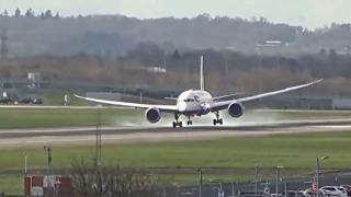 Momentul în care un avion se clatină în încearcarea de a ateriza pe pistă, din cauza rafalelor puternice de vânt, pe un aeroport din Londra