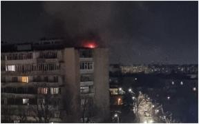 O lumânare lăsată aprinsă peste noapte a făcut scrum un apartament din Capitală. Vecinii au ieșit speriați din bloc, după ce au văzut flăcările