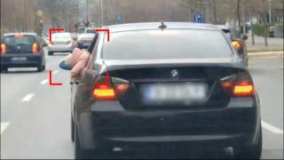 "Am zis că e o păpuşă, ceva". Imagini revoltătoare, în Bucureşti: o mamă îşi ţine copilul, jumătate ieşit din maşină, în plin trafic. Pedeapsa primită de şofer