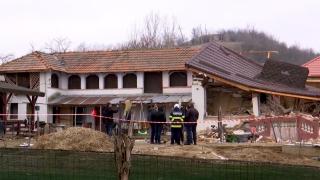 Satul din România care stă pe o pungă cu gaz. Oamenilor le e frică să mai intre în curţi după ce o casă a sărit în aer: "Bombă! Ca la obuz de tun!"