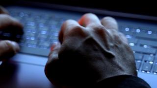 O nouă escrocherie: români acuzați de pornografie infantilă, în numele Poliției. Escrocii cer bani în schimbul tăcerii