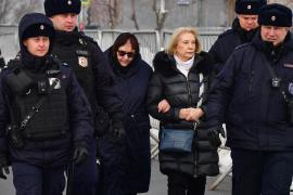 Mama lui Alexei Navalnîi, în lacrimi la mormântul fiului. Sute de ruşi merg să depună flori, deşi ştiu că ar putea fi arestaţi oricând