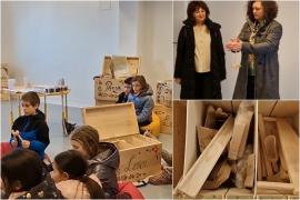 Atelierul care îi face pe copii să lase telefoanele şi să descopere obiectele din viaţa de zi cu zi a bunicilor. Ce le-a acaparat atenţia