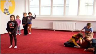 Taberele distractive în care elevii învață să își gestioneze emoțiile și vorbească în public. Părinții plătesc și 400 de lei pe un curs