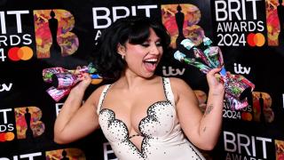 BRIT Awards 2024. Raye a doborât recordul pentru cele mai multe statuete câştigate într-un an. Lista completă a premiilor