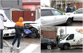 Cinci maşini implicate într-un grav accident în Mehedinţi, după ce un şofer nu a oprit la stop. Două persoane au ajuns la spital în urma impactului