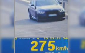 Șofer prins cum conduce un BMW cu 275 km/h, în Brașov. Mesajul hilar postat de polițiștii de la rutieră: "Suntem impresionaţi de performanţa ta"
