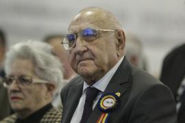 Trupul neînsufleţit al lui Dinu Săraru, depus la catedrala arhiepiscopală din Râmnicu Vâlcea. Prieteni şi oameni de cultură au venit să-i aducă un ultim omagiu