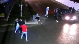 Reglare de conturi pe o stradă din Iași. Tânăr filmat cum rupe o scândură dintr-un gard şi se năpusteşte asupra rivalului