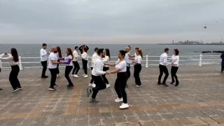 Spectacol la malul mării. Pe faleza Cazinoului din Constanţa s-au auzit ritmuri de salsa şi bachata