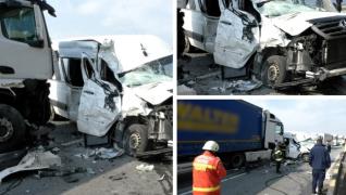 "Tirul a dat în noi, peste toţi". A urcat beat la volan şi putea provoca un carnagiu: două TIR-uri s-au ciocnit violent în Mehedinţi. Unul dintre mastodonţi a izbit un microbuz