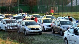 Taximetriştii continuă protestele. Sunt nemulţumiţi de tarifele practicate de firmele de ride-sharing: "Tariful dinamic e o 'maimuţă' legalizată"