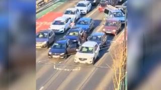 Şi-au împărţit pumni şi picioare în plină stradă la oră de vârf. Scandal uriaş în centrul oraşului Cluj-Napoca