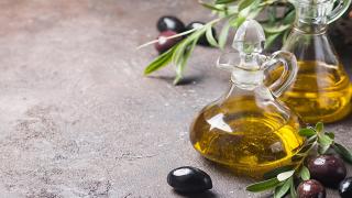 EXPERIMENT. Uleiul de măsline, locul 1 la "cele mai contrafăcute alimente". 80% din ce găsim pe piaţă este fals